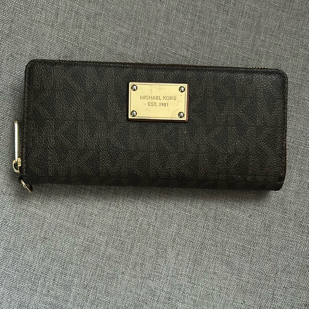 Michael Kors Wallet. Many compartments!